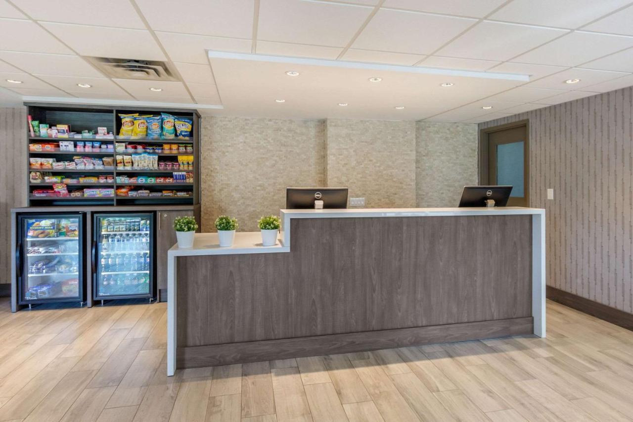 Comfort Suites Downtown Windsor Exterior foto